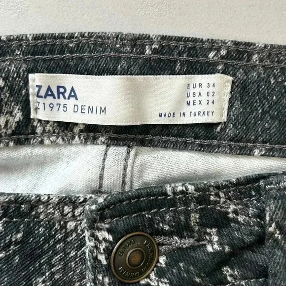 Zara Snakeskin Print Jeans High Waisted Ankle Cropped Raw Hem Grey  Cream Size 2 - Picture 12 of 16